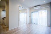 リビングダイングと隣接した洋室は、ドアを開けておくことで開放感もあるお部屋になっています リビングダイングと隣接した洋室は、ドアを開けておくことで開放感もあるお部屋になっています