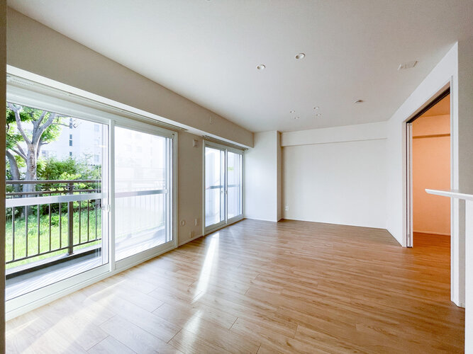 大きな窓から専用庭の豊かな緑が見える、開放感抜群のリビングダイニングです!心地よい光が差し込む明るい室内で、お絵描きをするお子様を見守りながら、ソファでゆったりと読書やテレビを楽しめます♪ 大きな窓から専用庭の豊かな緑が見える、開放感抜群のリビングダイニングです!心地よい光が差し込む明るい室内で、お絵描きをするお子様を見守りながら、ソファでゆったりと読書やテレビを楽しめます♪