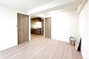 お部屋の形が綺麗なリビングの為、テーブルやソファなどの家具を一通り置くことができそうです♪