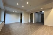 ダウンライトのやわらかな光が室内を包み込む開放的なリビングです！仕切り扉を開放すれば隣接するお部屋と一体化させて使え、ご家族の成長や用途に合わせて柔軟に空間アレンジをお楽しみいただけます！