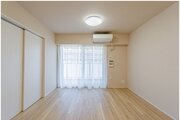 落ち着きのあるフローリングと清潔感のあるクロスが心和む空間を作り出しています。 落ち着きのあるフローリングと清潔感のあるクロスが心和む空間を作り出しています。