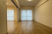 奥行きがあり開放感に満ちた広々としたLDKです！大きな窓から明るい光が差し込む心地よい空間で、お子様が元気に遊ぶ姿をゆったりと見守りながら家族全員で快適な暮らしを楽しんでいただけます！