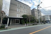 閑静な住宅街に佇むマンション。柔らかい色調とマットな素材が穏やかな雰囲気を奏でます。 閑静な住宅街に佇むマンション。柔らかい色調とマットな素材が穏やかな雰囲気を奏でます。