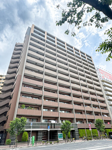 統一した色調でデザインされたマンションは周囲と調和した景観を生み出しています。 統一した色調でデザインされたマンションは周囲と調和した景観を生み出しています。