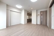 建物全体の雰囲気と合わせた色調と素材のリノベーション。居心地よくホッととできる空間です。