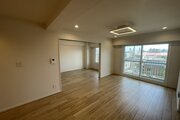 大きな窓から温かな光が差し込む明るいリビングです！横付けの洋室との引き戸を開放すれば、さらに開放的な大空間としても活用可能で、ご家族の成長や利用シーンに合わせて柔軟に部屋を使っていただけます！