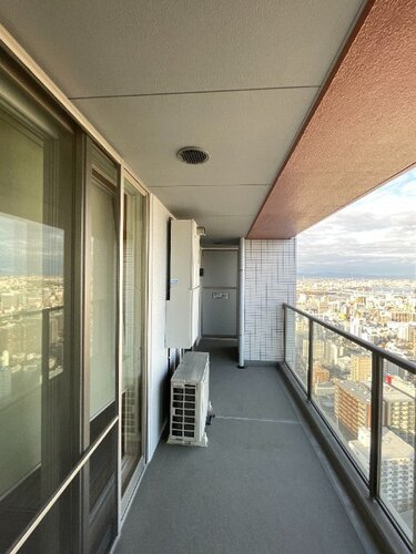 幅も奥行きも広々としたバルコニーです!洗濯物や大きなお布団も一度にたくさん干せて家事がスムーズに進みます♪陽当たりや風通しも良好で、爽やかな外気を感じながらリフレッシュできる快適な屋外空間です! 幅も奥行きも広々としたバルコニーです!洗濯物や大きなお布団も一度にたくさん干せて家事がスムーズに進みます♪陽当たりや風通しも良好で、爽やかな外気を感じながらリフレッシュできる快適な屋外空間です!