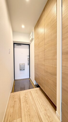 玄関 *トールタイプの大容量下足入れあり* 玄関 *トールタイプの大容量下足入れあり*