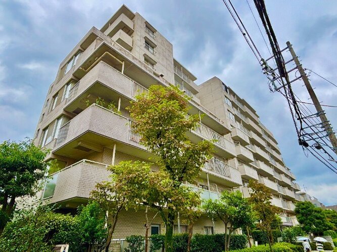 鮮やかな緑を効果的に纏った外観。爽やかな風がそよぐ心温まるお部屋へ優しく誘います。 鮮やかな緑を効果的に纏った外観。爽やかな風がそよぐ心温まるお部屋へ優しく誘います。