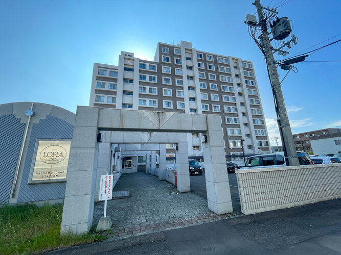 青空に綺麗に映える、どっしりとした佇まいのマンション外観です！しっかりとした建物構造で周辺環境とも調和しています！エントランス前のアプローチも広々としており、毎日の出入りもスムーズで安心です！