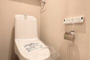 【トイレ】トイレットペーパー等の収納に便利な吊戸棚付! 【トイレ】トイレットペーパー等の収納に便利な吊戸棚付!