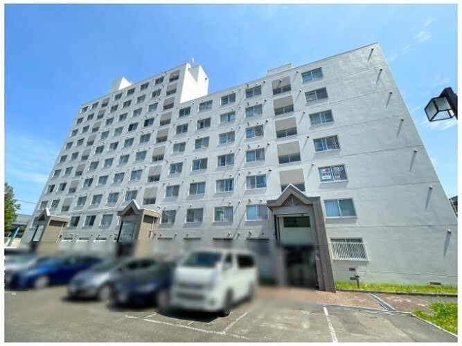 青空に映えるスタイリッシュで落ち着いた雰囲気のマンション外観です！周辺は開放感があり、陽当たりや通風も期待できる好立地になっています♪毎日の帰宅が楽しみになるような、しっかりとした佇まいです！
