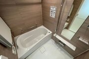 一日の疲れを癒す空間。落ち着いた色合いのユニットバス、脚を伸ばして心と体を癒し、落ち着かせられます。 一日の疲れを癒す空間。落ち着いた色合いのユニットバス、脚を伸ばして心と体を癒し、落ち着かせられます。