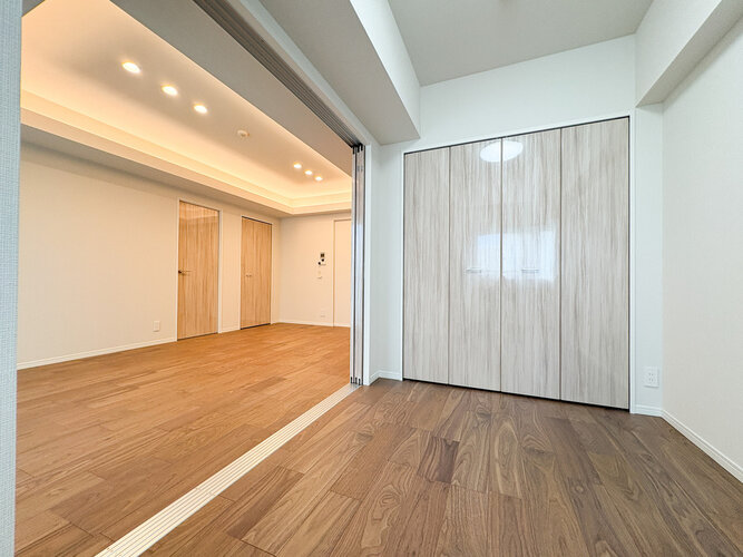 引き戸を全開にするとリビングの一部に。引き戸で仕切って独立したお部屋としても利用できます。