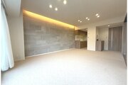 建物全体の雰囲気と合わせた色調と素材のリノベーション。居心地よくホッととできる空間です。