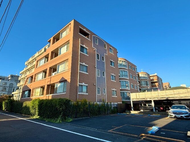 重厚な石貼り基壇部と洗練されたフォルムが印象的な外観。青空に映える上品な存在感を放ちます。