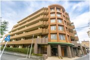 重厚なイメージを受けるマンション。住むほどにその印象が誇らしくなります。