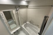 癒しの空間バスルームです。天気に左右されずに洗濯物を乾かせる、浴室乾燥機付きです。