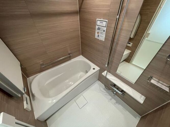 一日の疲れを癒す空間。落ち着いた色合いのユニットバス、脚を伸ばして心と体を癒し、落ち着かせられます。 一日の疲れを癒す空間。落ち着いた色合いのユニットバス、脚を伸ばして心と体を癒し、落ち着かせられます。