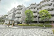 統一した色調でデザインされたマンションは周囲と調和した景観を生み出しています。 統一した色調でデザインされたマンションは周囲と調和した景観を生み出しています。