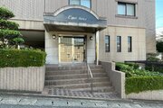 隙のないフォルムを包み込む植栽に囲まれたマンション。綺麗に手入れされております。