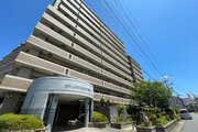 閑静な住宅街に佇むマンション。柔らかい色調とマットな素材が穏やかな雰囲気を奏でます。