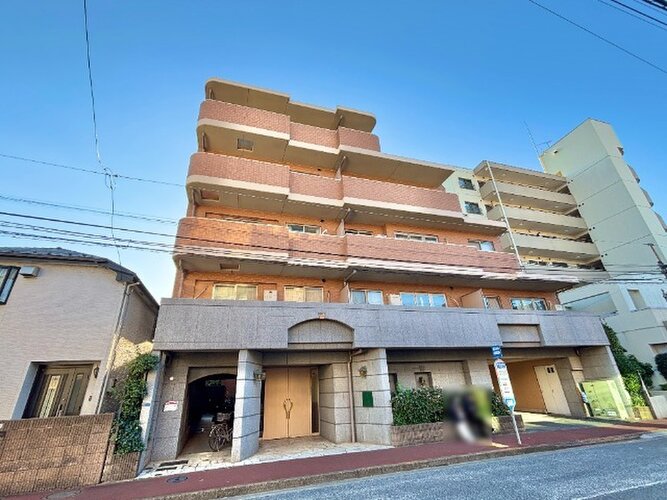 エントランス前にバス停がありお出かけにも便利な立地。緑豊かな植栽が整然と彩りを添えています。