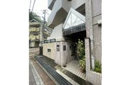格調と静謐を強く息づかせたデザイン空間が、住む人や訪れる人を館内へとやさしくエスコートします。