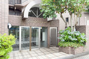 隙のないフォルムを包み込む植栽に囲まれたマンション。綺麗に手入れされております。 隙のないフォルムを包み込む植栽に囲まれたマンション。綺麗に手入れされております。