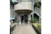 閑静な住宅街に佇むマンション。柔らかい色調とマットな素材が穏やかな雰囲気を奏でます。 閑静な住宅街に佇むマンション。柔らかい色調とマットな素材が穏やかな雰囲気を奏でます。
