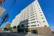 青空に映えるスタイリッシュで堂々としたビッグコミュニティの外観です！日当たりや風通りにも配慮された開放的な配棟計画が魅力的で、敷地周囲も整備されているため毎日の生活も快適に過ごしていただけます♪