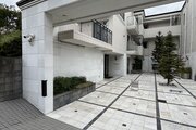 あたたかな陽射しの差し込む明るいエントランス。都会の喧騒からはずれ、穏やかな心安らぐ時間が流れます。 あたたかな陽射しの差し込む明るいエントランス。都会の喧騒からはずれ、穏やかな心安らぐ時間が流れます。