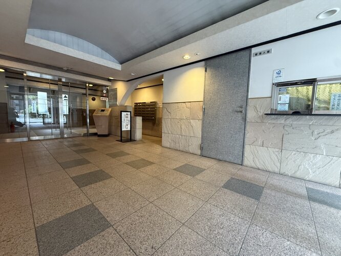 エントランス内部は管理が行き届き、清潔な共有スペースとなっています。安らぎを感じる空間です。