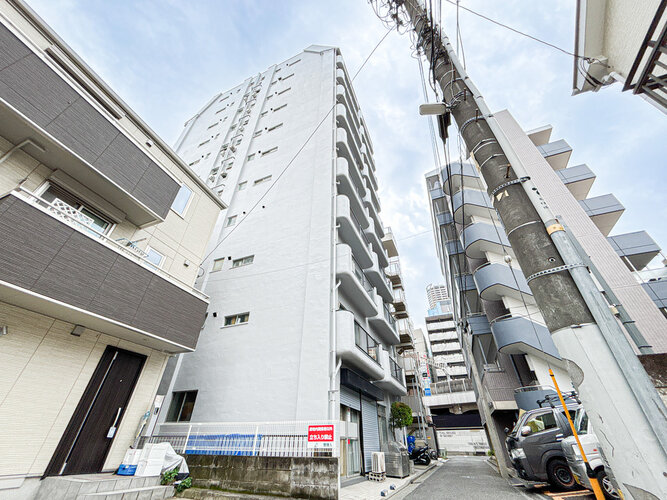 閑静な住宅街に佇むマンション。柔らかい色調とマットな素材が穏やかな雰囲気を奏でます。