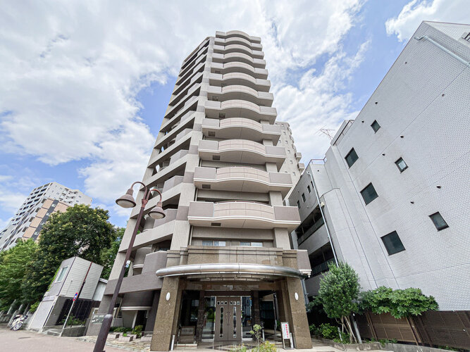 閑静な住宅街に佇むマンション。柔らかい色調とマットな素材が穏やかな雰囲気を奏でます。