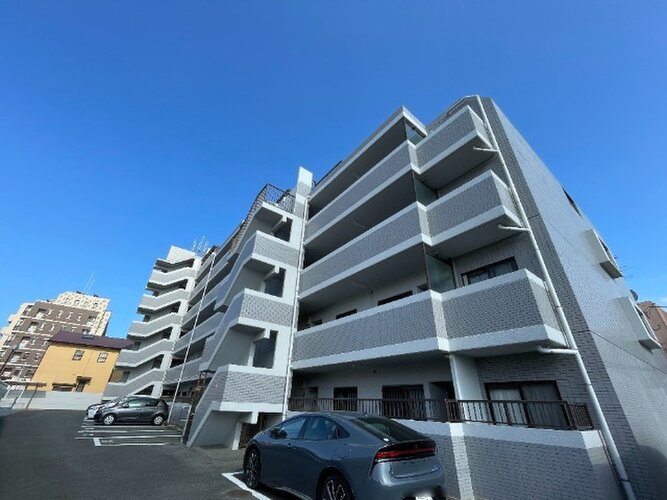 統一した色調でデザインされたマンションは周囲と調和した景観を生み出しています。