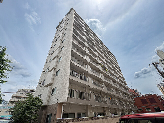 重厚なイメージを受けるマンション。住むほどにその印象が誇らしくなります。
