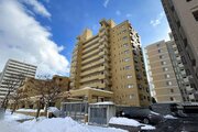 青空に映える、落ち着いた色合いのしっかりとした佇まいのマンションです。周辺は綺麗に整備されており、防犯面や管理体制も行き届いているため、小さなお子様がいるご家庭でも毎日の生活を安心して送れます。