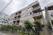 格調と静謐を強く息づかせたデザイン空間が、住む人や訪れる人を館内へとやさしくエスコートします。