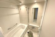 バスルームは浴室乾燥機付き。花粉の季節や梅雨時期などでもお洗濯をしっかりサポート。