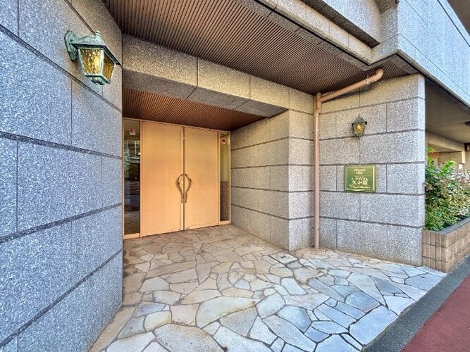 あたたかな陽射しの差し込む明るいエントランス。都会の喧騒からはずれ、穏やかな心安らぐ時間が流れます。