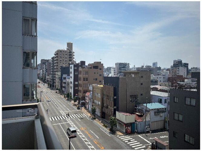 バルコニーからの眺望は、大通りに面しており目の前に視界を遮る建物がなく開放感があります。見晴らしが良く、たっぷりの陽光と風を室内に取り込める心地よいロケーションです。