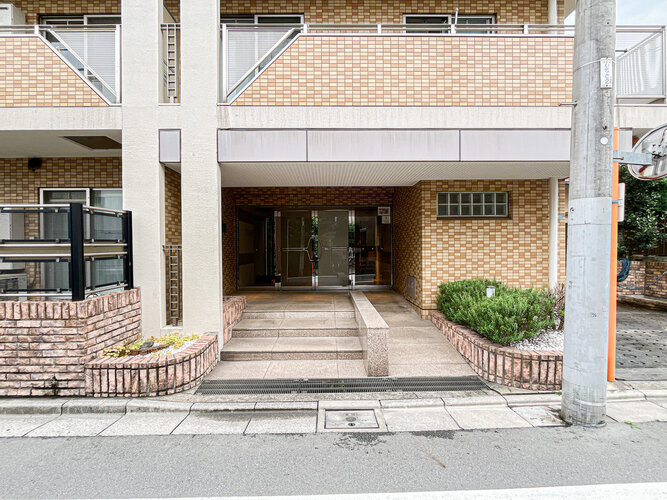 沼袋駅まで徒歩4分。都市生活の利便性と充実感を得られる立地に佇んでいます。