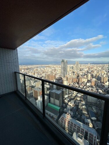 高層階ならではの開けた美しい眺望が広がる開放感たっぷりのバルコニーです!天気の良い日には澄み渡る青空を一面に眺めながら、心地よい風を感じて爽やかな朝のコーヒータイムや休憩を楽しめます♪ 高層階ならではの開けた美しい眺望が広がる開放感たっぷりのバルコニーです!天気の良い日には澄み渡る青空を一面に眺めながら、心地よい風を感じて爽やかな朝のコーヒータイムや休憩を楽しめます♪