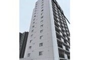 青空に向かって堂々とそびえ立つ、スタイリッシュな高層マンションの外観です!洗練されたホワイトカラーの壁面がクリーンな印象を与えてくれます!防犯性や耐震性もしっかりとした安心の建物構造です! 青空に向かって堂々とそびえ立つ、スタイリッシュな高層マンションの外観です!洗練されたホワイトカラーの壁面がクリーンな印象を与えてくれます!防犯性や耐震性もしっかりとした安心の建物構造です!