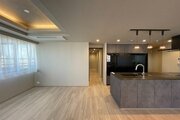 柔らかな色合いのフローリングと清潔感のあふれる白のクロスが明るい空間を創り出しているLDK。 柔らかな色合いのフローリングと清潔感のあふれる白のクロスが明るい空間を創り出しているLDK。