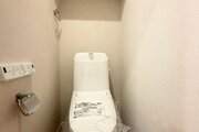 【シャワートイレ一体型便器】上部に収納棚付