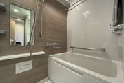 一日の疲れを癒す空間。落ち着いた色合いのユニットバス、脚を伸ばして心と体を癒し、落ち着かせられます。 一日の疲れを癒す空間。落ち着いた色合いのユニットバス、脚を伸ばして心と体を癒し、落ち着かせられます。