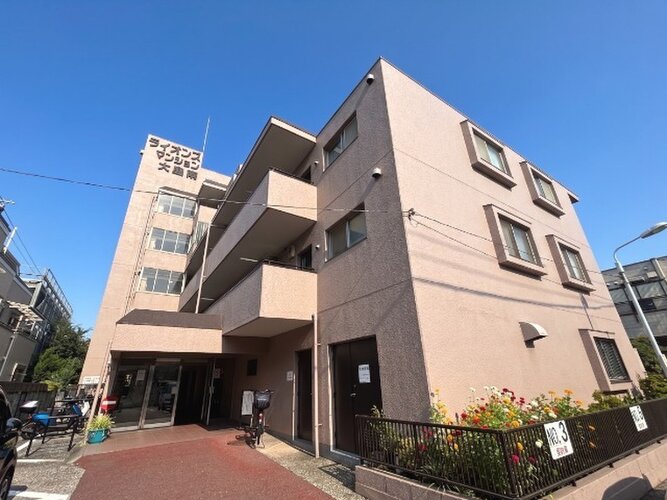 閑静な住宅街に佇むマンション。柔らかい色調穏やかな雰囲気を奏でます。 閑静な住宅街に佇むマンション。柔らかい色調穏やかな雰囲気を奏でます。