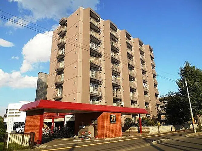 青空に美しく映える、落ち着いたブラウンカラーのマンション外観です!赤を基調としたエントランスのデザインが目を惹き、毎日の帰宅時にもパッと明るい気持ちになれます。 青空に美しく映える、落ち着いたブラウンカラーのマンション外観です!赤を基調としたエントランスのデザインが目を惹き、毎日の帰宅時にもパッと明るい気持ちになれます。
